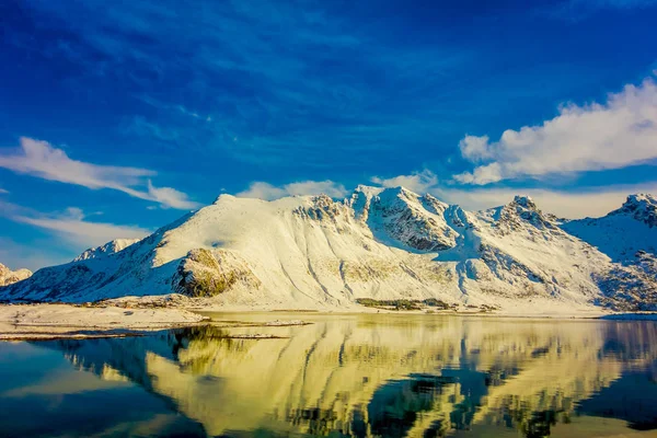 Gyönyörű kilátás a hegycsúcsok és tükörképét a vízben a Lofoten-szigetek — Stock Fotó