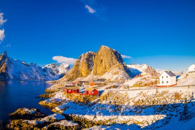 Svolvaer, Lofoten Adaları, Norveç 10 Nisan 2018: görünümü binalar ve Svolvaer tekneler ile liman için başlangıç noktası her yıl Mart uluslararası cod Balık tutma Yarışması içinde'nın