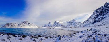 Lofoten karlı dağlar ve renkli kış istasyonu ile çevrili Adaları güzel manzara panoramik manzaralı