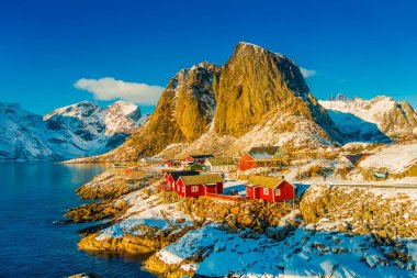 Bazı balıkçılık görünümü rorbu ve Lilandstinden dağ tepe günbatımında - Reine, Lofoten Adaları, Norveç kulübe