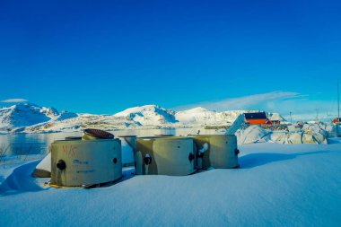 Henningsvaer, Norveç - 04 Nisan 2018: Stoned yapısı Lofoten Adaları karlı dağlar ve renkli kış istasyonu ile çevrili beyaz kar üzerinde açık görünümü