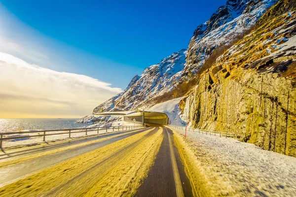 Estrada à beira-mar ao pôr-do-sol, ilha Lofoten — Fotografia de Stock