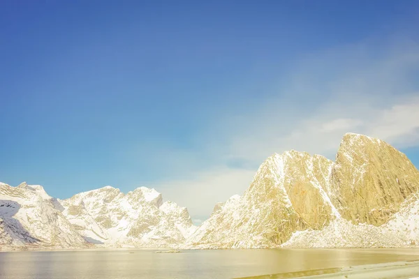 Εξωτερική άποψη του βουνοκορφές που καλύπτονται με χιόνι κατά τη διάρκεια του χειμώνα στο πανέμορφο καταγάλανο ουρανό Olenilsoya στο Reine, Νησιά Lofoten της Νορβηγίας — Φωτογραφία Αρχείου
