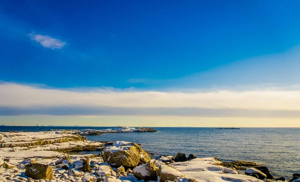 Karlı kış aylarında kar ve muhteşem mavi göl Arctic Circle kaplı arazi güzel açık görünüm — Stok fotoğraf