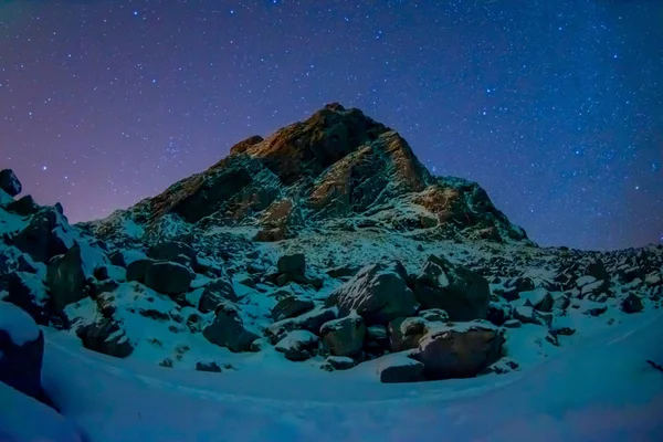 Schöne Außenansicht der Milchstraße mit tausend Sternen am Himmel und riesigen Berg mit Schnee bedeckt im schneebedeckten Winter im Polarkreis — Stockfoto