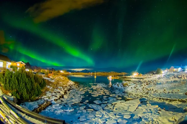 Incredibile vista esterna di aurora boreale verde nel cielo durante la notte e piccoli e medi pezzi di ghiaccio lasciati indietro durante una bassa marea su un lago ghiacciato — Foto Stock