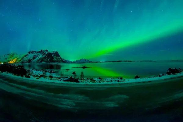 View of Lofoten Islands during winter time is a dream for all landscape photographers. At this time of the year, the colourful and enchanting Aurora Borealis light up the clear night skies — Stock Photo, Image