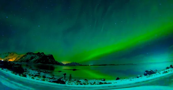 Vue sur les îles Lofoten pendant l'hiver est un rêve pour tous les photographes de paysage. En cette période de l'année, les aurores boréales colorées et enchanteresses illuminent le ciel nocturne dégagé — Photo