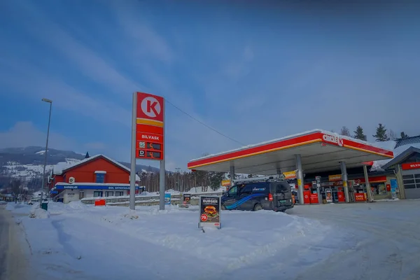 Gol, Norwar, April, 02, 2018: Outdoor weergave van sommige auto's in een benzinestation, bedekt met sneeuw in Gol — Stockfoto