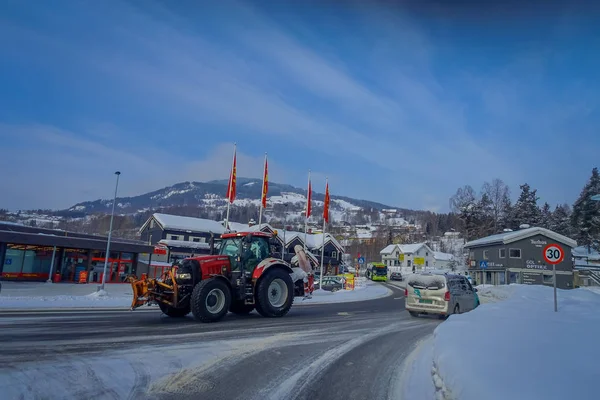 GOL, NORWAR, 02 DE ABRIL DE 2018: Vista exterior de maquinaria roja pesada limpiando la nieve después de una tormenta de invierno cubierta de nieve en GOL —  Fotos de Stock