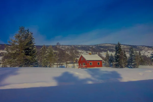 Vista exterior de la típica casa de madera roja cubierta de nieve en el techo en GOL — Foto de Stock