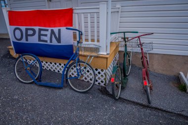 Pennsylvania, ABD, Nisan, 18, 2018: Amish silindir bisiklet veya scooter bir ev karşı yalın açık görünümü