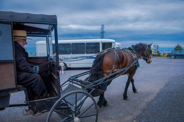 Pennsylvania, USA, 18 aprile 2018: Vista esterna di un uomo non identificato che guida una carrozza buggy Amish per le strade con altre auto in una strada — Foto Stock