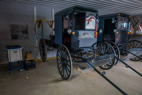 Binnen mening van Amish zwarte vervoer of buggy geparkeerd binnenkant van een garage van een huis in Lancaster County — Stockfoto