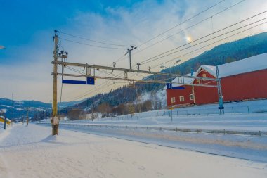 Gol, Norwar, Nisan, 02, 2018: Muhteşem açık görünüm Gol şehir tren ulaşım için kullanılan demiryolu Kablo hatları