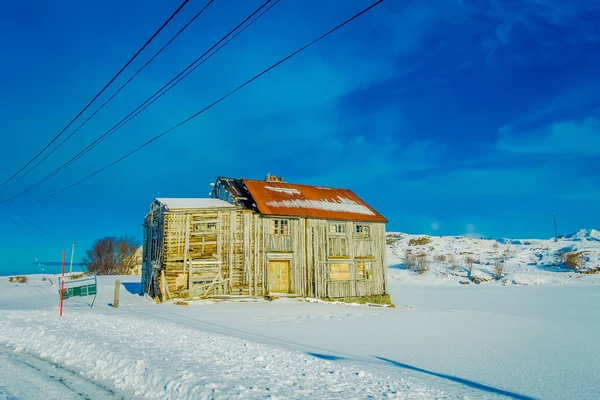 Außenansicht von sehr alten Holzhaus teilweise mit Schnee in lofoten Inseln bedeckt — Stockfoto