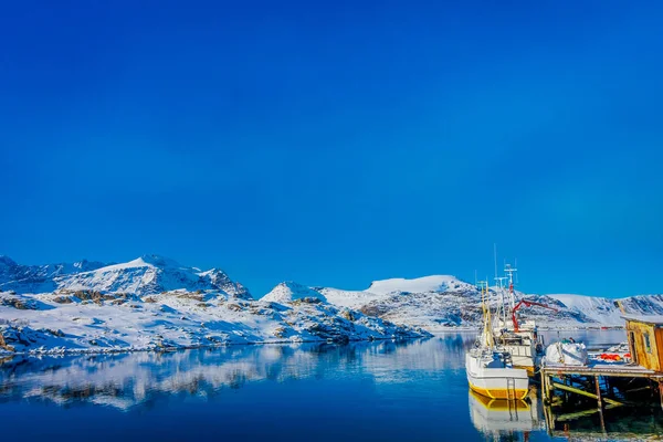 Vista esterna di due barche da pesca nel porto con montagna che si riflette in acqua sulle isole Lofoten — Foto Stock