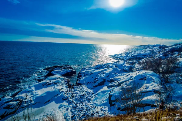 Karlı kış aylarında kar ve muhteşem mavi göl Arctic Circle kaplı arazi güzel açık görünüm — Stok fotoğraf