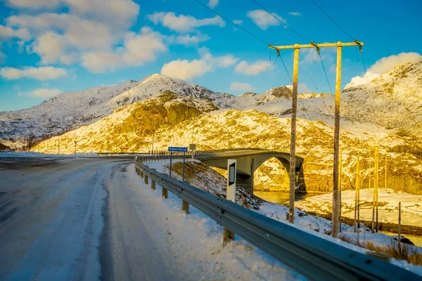 Vista ao ar livre de ruas congeladas e se aproximando de uma ponte apedrejada nas Ilhas Lofoten — Fotografia de Stock