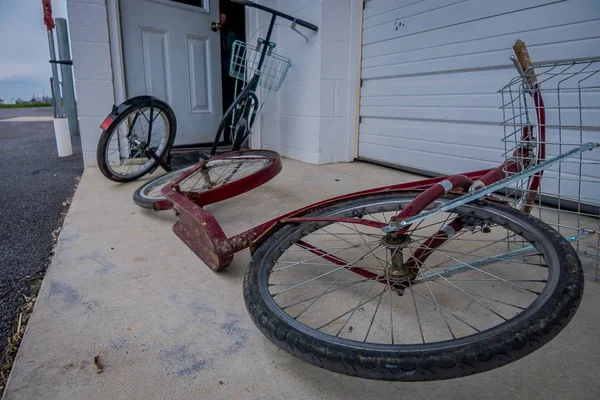 Vista esterna di amish roller bike o scooter appoggiati contro una casa — Foto Stock