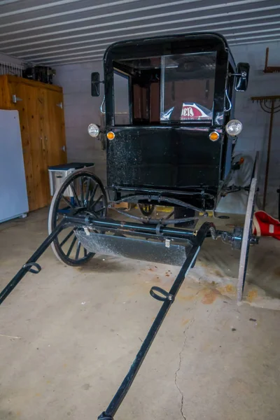 在兰开斯特郡一所房子车库内停放的阿米什黑色马车或越野车的室内景观 — 图库照片