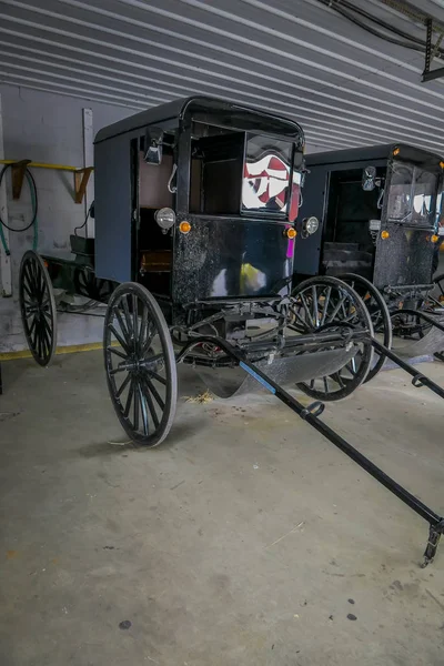 Innenansicht eines schwarzen Wagens oder Kinderwagens, der in einer Garage eines Hauses in Lancaster County geparkt ist — Stockfoto