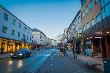 Molde, Norveç - 04 Nisan 2018: Açık görünümü kimliği belirsiz kişi Molde, Norveç strees içinde yürüyüş. İskandinav tarzı mimarisinin