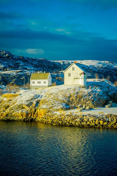 보도, 북극 권 북쪽에 산 쪽에서 집 건물의 야외 보기 — 스톡 사진