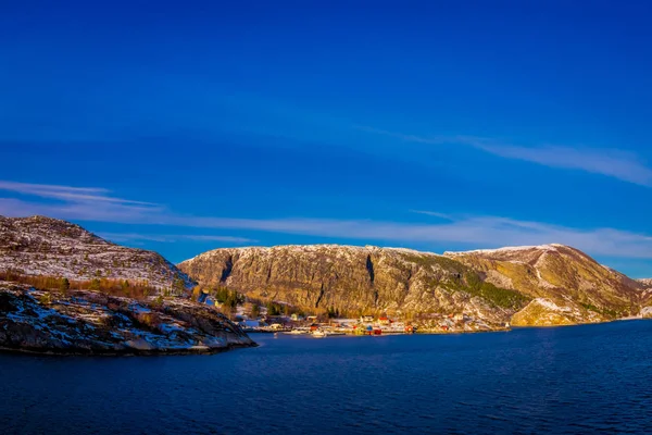 Açık kış manzaralarını ahşap evler uzun bir Hurtigruten yolculuk, Kuzey Norveç sahilleri — Stok fotoğraf