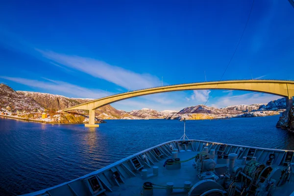 Außenansicht der Hurtigruten-Schifffahrt, Vorderseite mit einer riesigen Brücke davor — Stockfoto