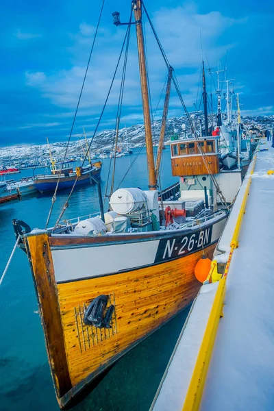 Bodö, Norge - 09 April 2018: Utomhus syn på trä chip i de stöttade av marina ligger i den port av Bodo — Stockfoto