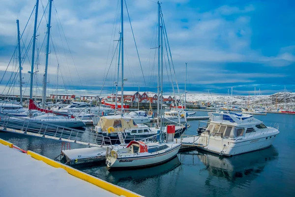 Bodö, Norge - 09 April 2018: Utomhus utsikt över småbåtshamnen och några båtar i rad ligger i port av Bodo — Stockfoto