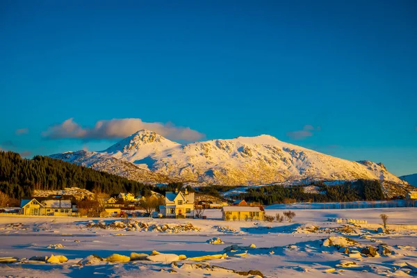 Sunset at Henningsvaer town with small wooden houses in the horizont on Lofoten Islands, Austvagoya — Stock Photo, Image