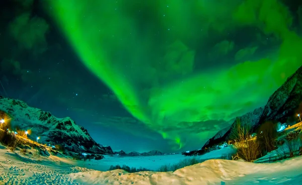 Las luces boreales brillan brillantes y hermosas sobre picos afilados y lagos de las montañas Lofoten —  Fotos de Stock