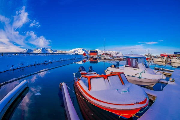 Svolvaer, lofoten Islands, Norwegen - 10. April 2018: Blick auf schneebedeckte Fischerboote im Hafen mit Gebäuden am Horizont an einem herrlichen sonnigen Tag, svolvaer, lofoten Islands — Stockfoto