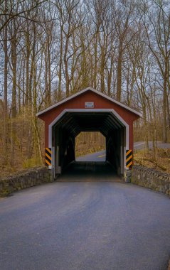 Lancaster ormanda içinde kırmızı kapalı köprünün açık görünüm