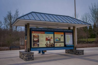 Lancaster, Amerika Birleşik Devletleri - Nisan, 18, 2018: Bilgilendirici işaret Gettysburg Milli Parkı Müzesi şehir Lancaster enter bulunan bir ağaç ve sarhoş kulübe altında açık görünümünü