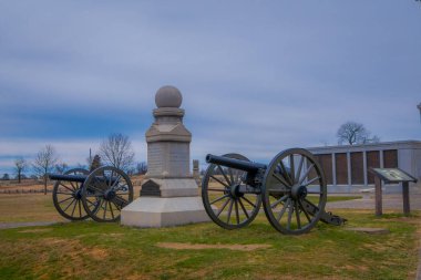 Gettysburg, ABD - Nisan, 18, 2018: Napoleon, Gettysburg Ulusal savaş tarihi bir mezarlıkta uçmuş bir heykel yakın bulunan 12 lb top açık görünüm