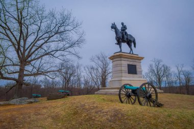 Gettysburg, ABD - Nisan, 18, 2018: Base bazı topuyla Gettysburg, at sırtında bir asker heykeli