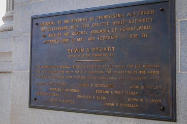 Gettysburg, ABD - Nisan, 18, 2018: Gettysburg Ulusal savaş tarihi bir mezarlıkta bulunan metalik yapısındaki oyma harf kapat