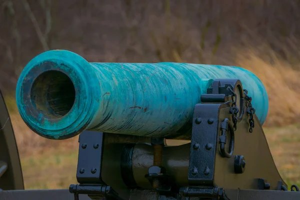 Close up van turquoise kanon van Napoleon, 12 lb ligt in een park van de begraafplaats in Gettysburg nationale historische slagveld — Stockfoto