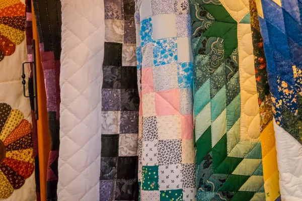 Close up van patroon, creatie, decoratie concept, gezellige warme zelfgemaakte deken met knappe kleurenschema vervaardigd met behulp van patch werk teqnique geplaatst op het meubilair — Stockfoto