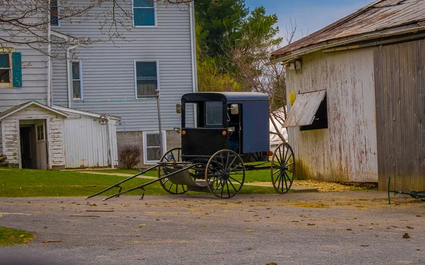 Amish buggy geparkeerd buiten de schuur — Stockfoto