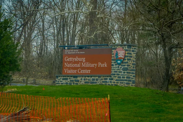 LANCASTER, EE.UU. - 18 DE ABRIL DE 2018: Vista al aire libre del letrero informativo ubicado en la entrada del museo del parque nacional Gettysburg en el centro de Lancaster — Foto de Stock