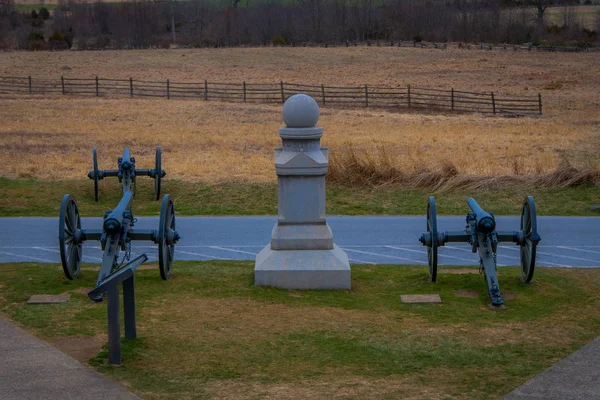 GETTYSBURG, USA - APRIL, 18, 2018: Outdoor view of Napoleon, 12 lb cannon located in a cemetery in Gettysburg National Battlefield Historical close to a stoned sculpture — Stock Photo, Image