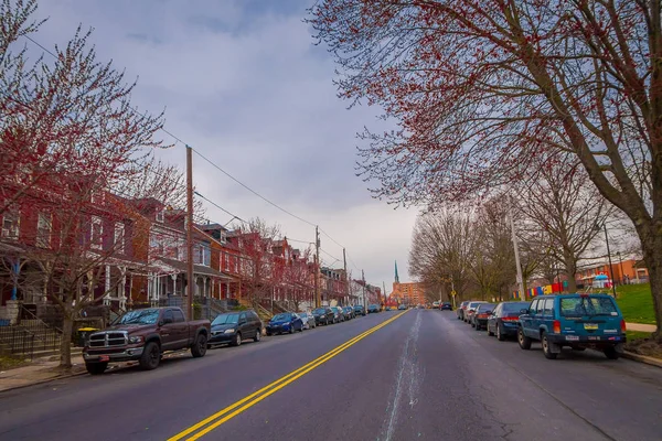 LANCASTER, ÉTATS-UNIS - 18 AVRIL 2018 : Vue extérieure des voitures stationnées d'un côté de la route avec quelques voitures du centre-ville de Lancaster, Pennsylvanie — Photo