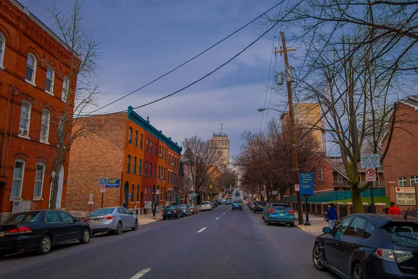 Lancaster, Verenigde Staten - April, 18, 2018: Outdoor weergave van auto's geparkeerd aan één kant van de weg met enkele downtown Lancaster (Pennsylvania) — Stockfoto