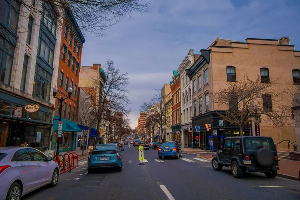 Lancaster, Verenigde Staten - April, 18, 2018: Outdoor weergave van auto's geparkeerd aan één kant van de weg met enkele downtown Lancaster (Pennsylvania) — Stockfoto