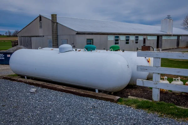 Pennsylvania, Usa, April, 18, 2018: Weergave van propaan tanks buiten amish familie thuis gebruikt als alternatieve energiebron elektriciteit in een landbouwgrond in Lancaster, Verenigde Staten Stockafbeelding