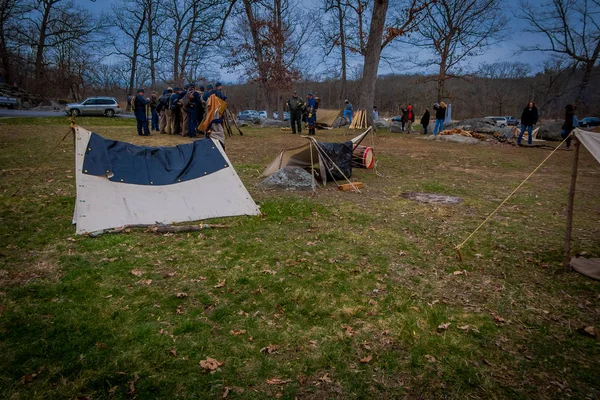 Moorpark, Ca, Stany Zjednoczone Ameryki - 18 kwietnia 2018 r.: Widok zewnątrz konstrukcji campament z niektórych żołnierzy za, podczas wojny domowej reprezentacja rekonstrukcji w Moorpark — Zdjęcie stockowe